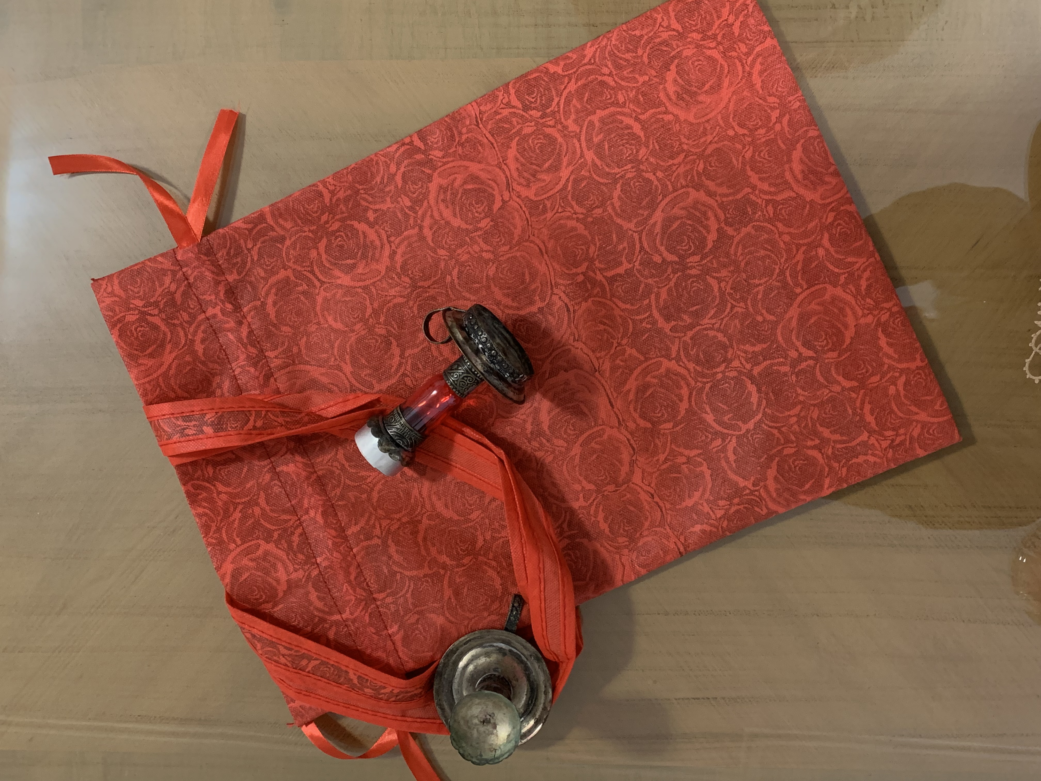 کیسه کادویی قرمز طرحدار